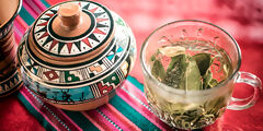 Infusione di foglie di coca durante il trekking